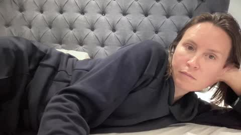 Nadia Ferreira  online show from 10.04.25