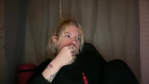 Snapshot of ebony8ivory chatting on 10.25.25 americnbarbie online show from 10.25.25