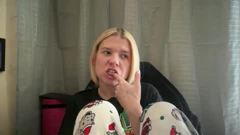 Snapshot of ebony8ivory chatting on 11.07.25 americnbarbie online show from 11.07.25