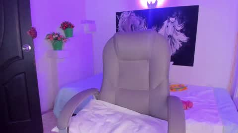 Snapshot of ebony_katterin chatting on 01.21.25 ebony_katterin online show from 01.21.25