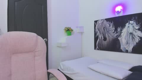 Snapshot of ebony_katterin chatting on 02.22.25 ebony_katterin online show from 02.22.25