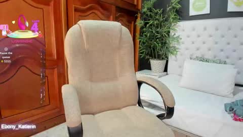 Snapshot of ebony_katterin chatting on 10.15.25 ebony_katterin online show from 10.15.25