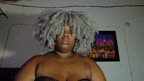 Snapshot of ebony_neighbormoans chatting on 05.13.26 LINA online show from 05.13.26