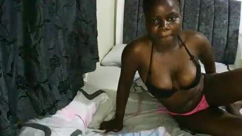 Snapshot of ebony_tasha chatting on 02.11.25 tasha online show from 02.11.25