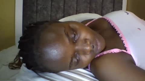 Snapshot of ebony_tasha chatting on 03.12.25 tasha online show from 03.12.25