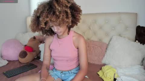 Snapshot of ebonygoddes03 chatting on 12.20.25 Queen Ebony online show from 12.20.25