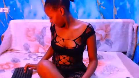 Snapshot of ebonypretty4u chatting on 10.13.25 ebonypretty4u online show from 10.13.25