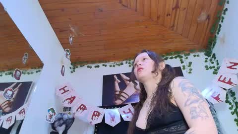 Snapshot of eda_bonne chatting on 10.27.25 Edda online show from 10.27.25