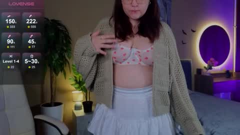 Snapshot of edalyn_af chatting on 11.18.25 online show from 11.18.25