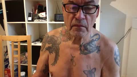 Snapshot of eddelmar chatting on 02.25.25 eddelmar online show from 02.25.25