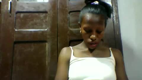 Snapshot of edwige770943 chatting on 04.25.26 edwige770943 online show from 04.25.26