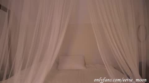 Snapshot of eevie_moon chatting on 02.28.25 eevie online show from 02.28.25