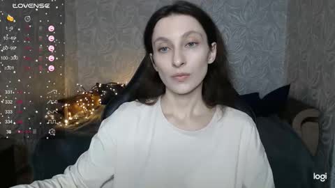 Snapshot of effy_gray chatting on 09.12.25 Anna online show from 09.12.25