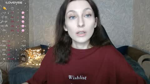 Snapshot of effy_gray chatting on 10.12.25 Anna online show from 10.12.25