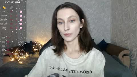 Snapshot of effy_gray chatting on 10.31.25 Anna online show from 10.31.25