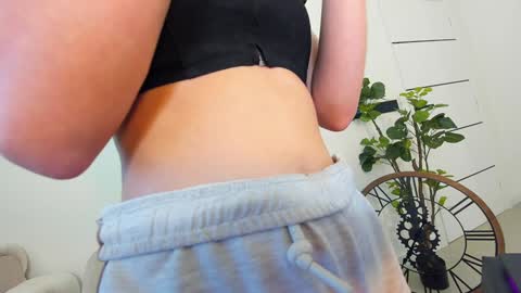 Snapshot of ehotlovea chatting on 01.12.25 Erik and Alice online show from 01.12.25