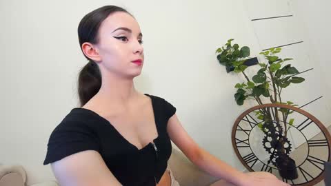 Snapshot of ehotlovea chatting on 01.12.25 Erik and Alice online show from 01.12.25
