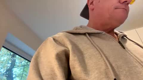 Snapshot of eichelhorn chatting on 10.23.25 eichelhorn online show from 10.23.25