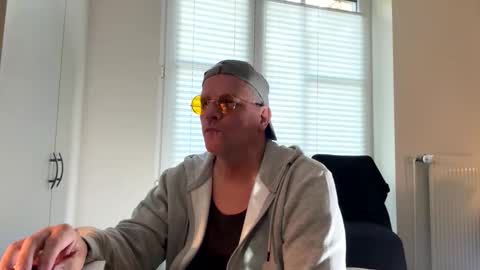 Snapshot of eichelhorn chatting on 10.27.25 eichelhorn online show from 10.27.25