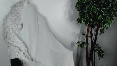 Snapshot of eileenmoores chatting on 10.04.25 eileenmoores online show from 10.04.25