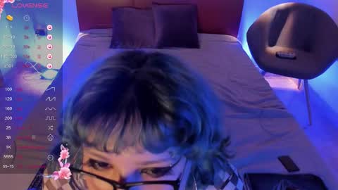 Snapshot of eimy_smit chatting on 12.17.25 eimy online show from 12.17.25