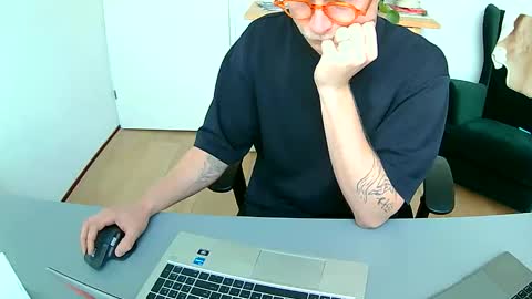Snapshot of el_thunder chatting on 04.10.26 MrE online show from 04.10.26