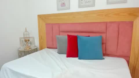 Snapshot of ela_evansfox chatting on 12.15.25 ela_evansfox online show from 12.15.25