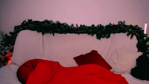 Snapshot of elenamonroe_ chatting on 12.19.25 elenamonroe_ online show from 12.19.25