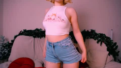 Snapshot of elenamonroe_ chatting on 12.21.25 elenamonroe_ online show from 12.21.25