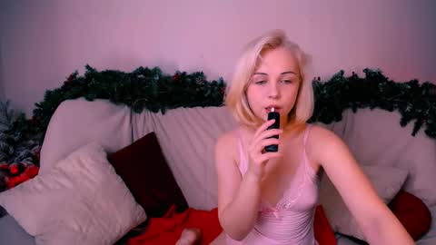 Snapshot of elenamonroe_ chatting on 01.12.26 elenamonroe_ online show from 01.12.26