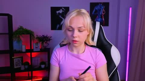 Snapshot of elenamonroe_ chatting on 04.04.26 elenamonroe_ online show from 04.04.26