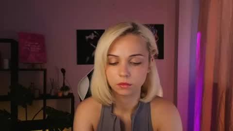 Snapshot of elenamonroe_ chatting on 06.21.26 elenamonroe_ online show from 06.21.26