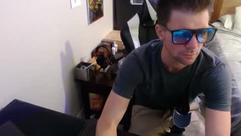 Snapshot of elevatetlb chatting on 09.12.25 Walker online show from 09.12.25