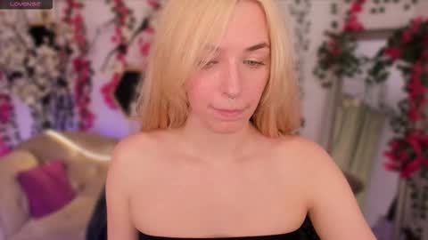 Snapshot of eli_llie chatting on 11.06.25 Eli online show from 11.06.25