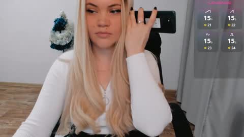 Snapshot of elia_ chatting on 01.08.25 Ella online show from 01.08.25