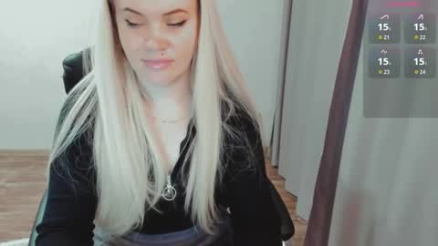 Snapshot of elia_ chatting on 10.08.25 Ella online show from 10.08.25