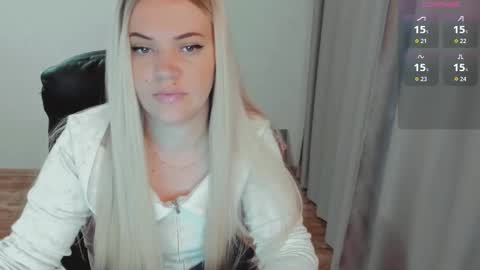 Snapshot of elia_ chatting on 10.09.25 Ella online show from 10.09.25