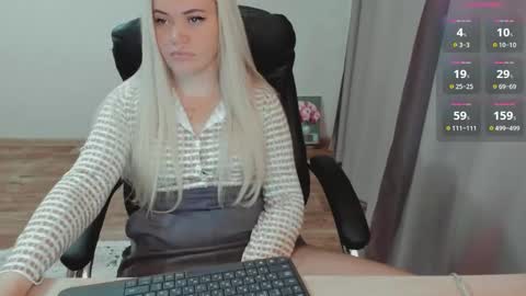 Snapshot of elia_ chatting on 10.15.25 Ella online show from 10.15.25