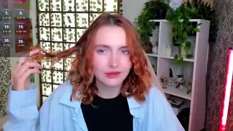 Snapshot of elis_cherry chatting on 10.21.25 Elis online show from 10.21.25