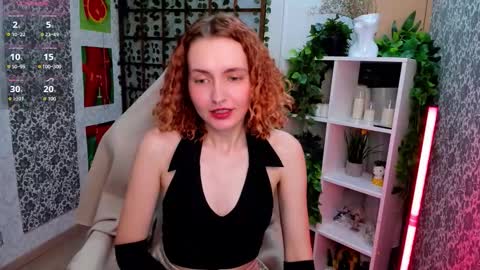 Snapshot of elis_cherry chatting on 12.16.25 Elis online show from 12.16.25