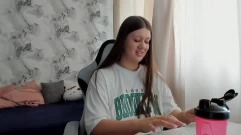 Snapshot of elisa_kollin chatting on 06.29.26 Aletta Oushen online show from 06.29.26