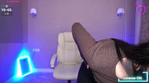 Snapshot of elisevelour chatting on 12.04.25 elisevelour online show from 12.04.25