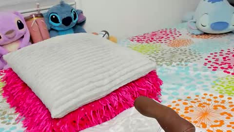 Snapshot of elizabeth_18_ chatting on 12.18.25 ELIZA online show from 12.18.25