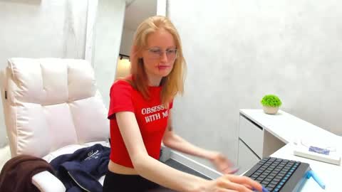 Snapshot of elizabeth_harpper chatting on 03.05.25 Elizabeth online show from 03.05.25