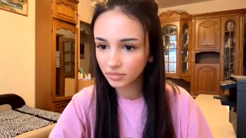 Snapshot of elizabethrabin chatting on 11.06.25 Mia online show from 11.06.25