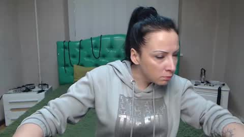 Snapshot of elizabethsho chatting on 01.30.25 ElizabethSho online show from 01.30.25