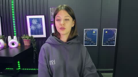 Snapshot of elizamild chatting on 12.10.24 Eliza online show from 12.10.24