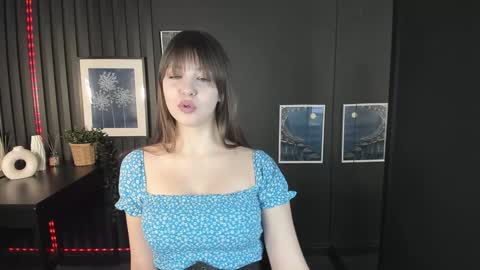 Snapshot of elizamild chatting on 01.23.25 Eliza online show from 01.23.25