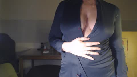 Snapshot of elizzo chatting on 01.12.25 Eliekind online show from 01.12.25