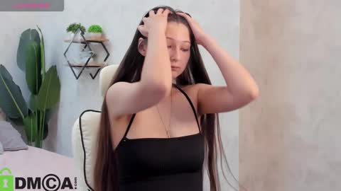 Snapshot of ella_burns chatting on 11.06.25 Ella online show from 11.06.25